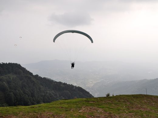 Paragliding_at_Bir